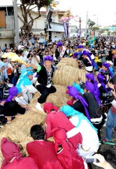 Itoman tug-of-war held to pray for abundance and fertility