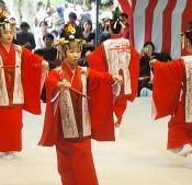 <em>Tanadui</em> Festival held in Taketomi Island with various performing arts