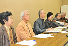Former governors Inamine and Ota give their approval to the prefectural assembly’s statement requesting the abandonment of the Henoko evaluation report