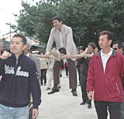 Men parade to encourage prosperity ― traditional <em>doudoi</em> held at Kushi, Nago