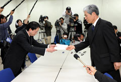 Okinawan governor submits opinion on the Futenma relocation plan, calling it “impossible”