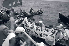 Looking back on the history of the reversion of Okinawa by recreating the meeting on the sea