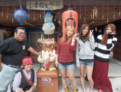 Three high school graduates from Shiga visit to see their host family in Izena again
