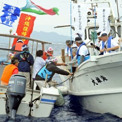 People of Kunigami and Yoron reunited on the sea 43 years after commemorating Okinawa's reversion to Japan