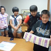 Children on bank work experience say, “100 million yen was heavy”