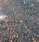 270000 people enjoy huge tug of war in Naha
