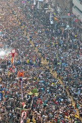 270000 people enjoy huge tug of war in Naha