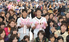 Yomiuri Giants pitcher Miyaguni gives Valentine’s chocolates to female fans