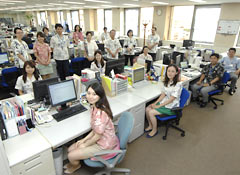 Thousands of Yokohama company employees wear <em>kariyushi</em> shirts