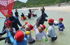 Tonaki Island holds children's annual water sports festival