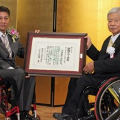 Paralympian athlete Ueyonabaru receives Okinawa Colony Award