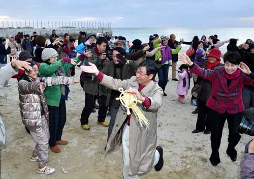 Nago Mayor swears to end Henoko issue at first sunrise of 2015