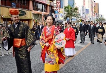 Okinawan couple holds a Ryukyuan wedding on Kokusai Street