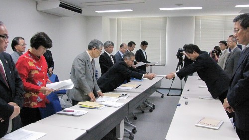 Nago city council accuses defense bureau of damaging coral in Henoko