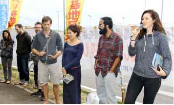 Young foreign scholars and journalist encourage sit-in protesters