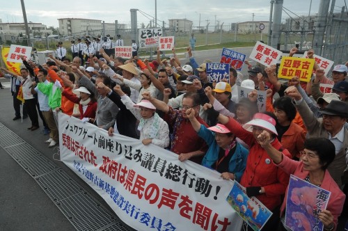 84 people including Diet members gather at Camp Schwab gate to protest against the construction of a new base