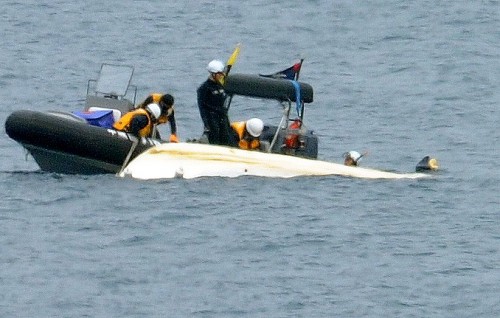 JCG officers board craft carrying Henoko protesters, making it capsize