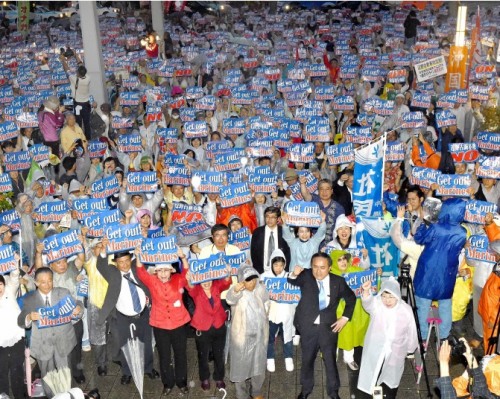 Protest rally against construction of new US military base attracts 2,500 people during Abe's visit to US