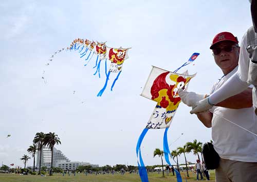 300 participants enjoy annual kite festival in Ishigaki