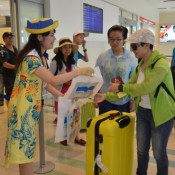 First flight from Hangzhou, China arrives in Naha; 151 passengers are welcomed with souvenirs 
