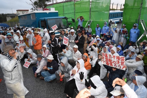500 people gather in front of Camp Schwab to support Okinawa Governor in court battle with Japan