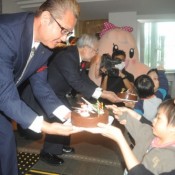 300 Christmas cakes presented to Okinawa welfare organizations