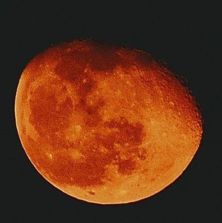 Sky lit by red moon, possible impact from air pollution