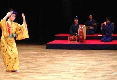 Amy Ono (left) dances in a Kanayo performance at an Okinawan Arts Festival held at the Okinawa Prefectural University of Arts on November 2, 2015. 