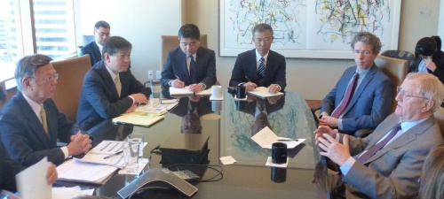 Okinawa Gov. Onaga meets with Walter Mondale, calling for cancellation of Henoko relocation