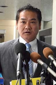 Mayor Sakima of Ginowan discusses Futenma Air Station’s return with Senator McCain