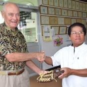Former marine returns to Okinawa with photograph exhibition and baseball glove