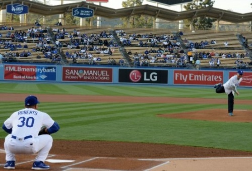 Okinawa Gov. Onaga joins the pitch opening ceremony for a game between Dodgers and Mets