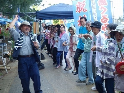 Former Prime Minister Hatoyama encourages sit-in protesters in front of Camp Schwab