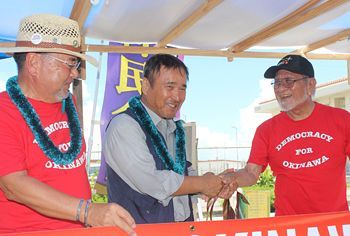 Robert Nakasone encourages sit-in protesters in Henoko with Hawaiian leis