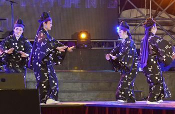 On July 31, at the outside stage in Pengzhou City, Keiko Taira (left), Reiko Ota, Tamako Asato, and Akiko Yamakawa danced “Hamachidori.” 