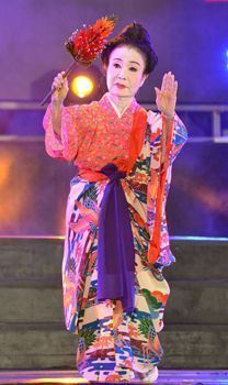 On July 31 at the outside stage in Pengzhou City, Setsuko Tamashiro performed “Digunu hana gukuru.