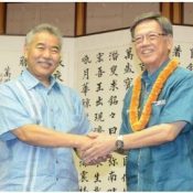 Hawaii’s Ige tells Onaga he is inspired by great participation from abroad in Uchinanchu Festival