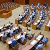 Prefectural Assembly adopts resolution of protest against discriminatory remarks by riot police