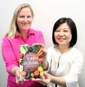 Annis and Uehara publish English shopping guide of Okinawan vegetables and farmer’s markets