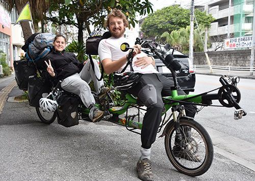 European couple visits Okinawa during round-the-world trip on tandem bicycle