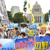 18,000 opposing Henoko base and conspiracy bill encircle Diet Building