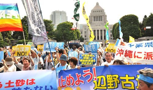 18,000 opposing Henoko base and conspiracy bill encircle Diet Building