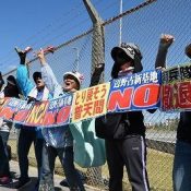 2000 people form human chain in front of Camp Schwab in Henoko to demand cancellation of construction of new U.S. base