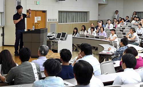 Kazufumi gives a lecture at Ryukyu University about producing Okinawan Kuruchi and avoiding war