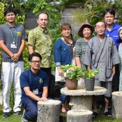 Fukushima foster parents of “Miracle Hydrangea” visit Okinawa foster parent
