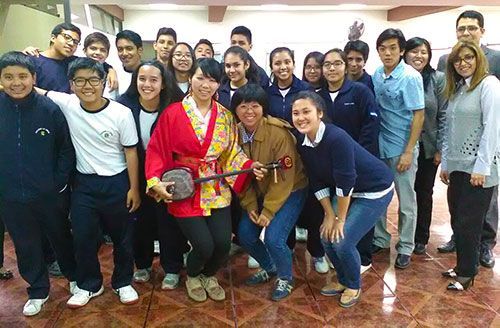 JICA volunteer Lima Tokumori teaches peace lesson about Okinawa to La Unión students in Peru