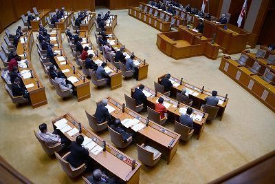 Okinawa Prefectural Assembly unanimously passes resolution calling for suspension of flights over civilian areas after accident at elementary school