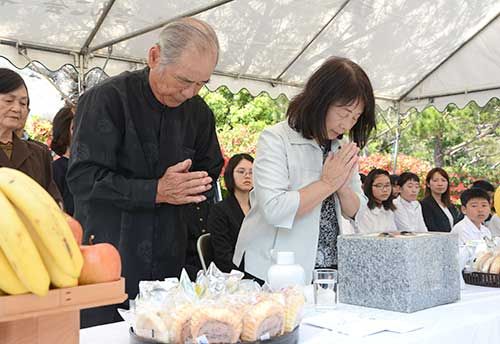 Tokashiki Village holds memorial service for mass suicide victims