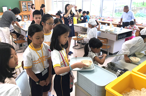 International educational travel to Okinawa, highlighted by Japanese-style school lunches and cleaning time, increases to 1,565 students for 2017
