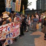Rally at Kantei protests soil deposits, requests no stay be used against Onaga’s revocation